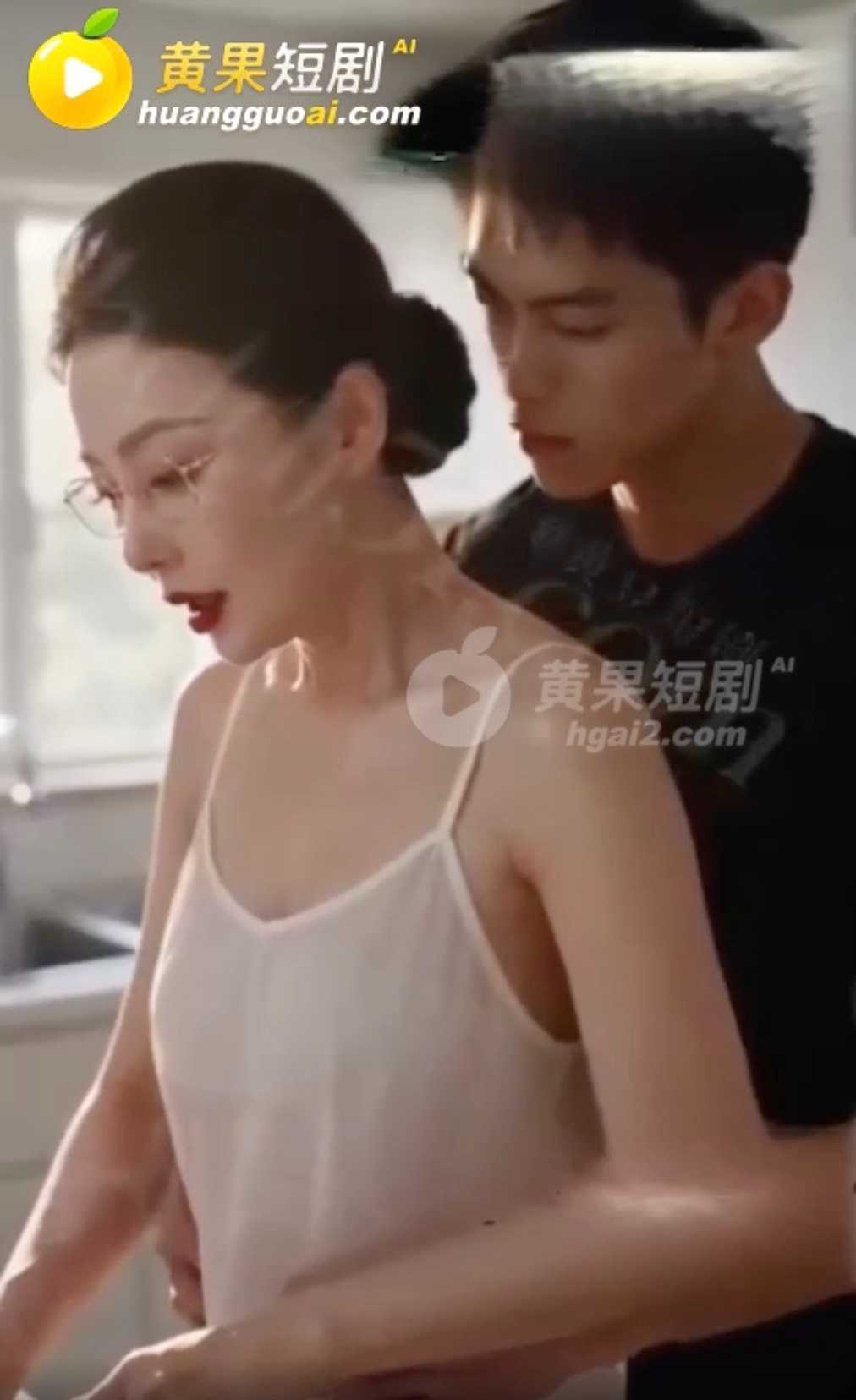 原创黄果短剧《高冷妈妈》42岁林婉清被儿子李泽按在厨房沙发洗澡墙直接插射里面