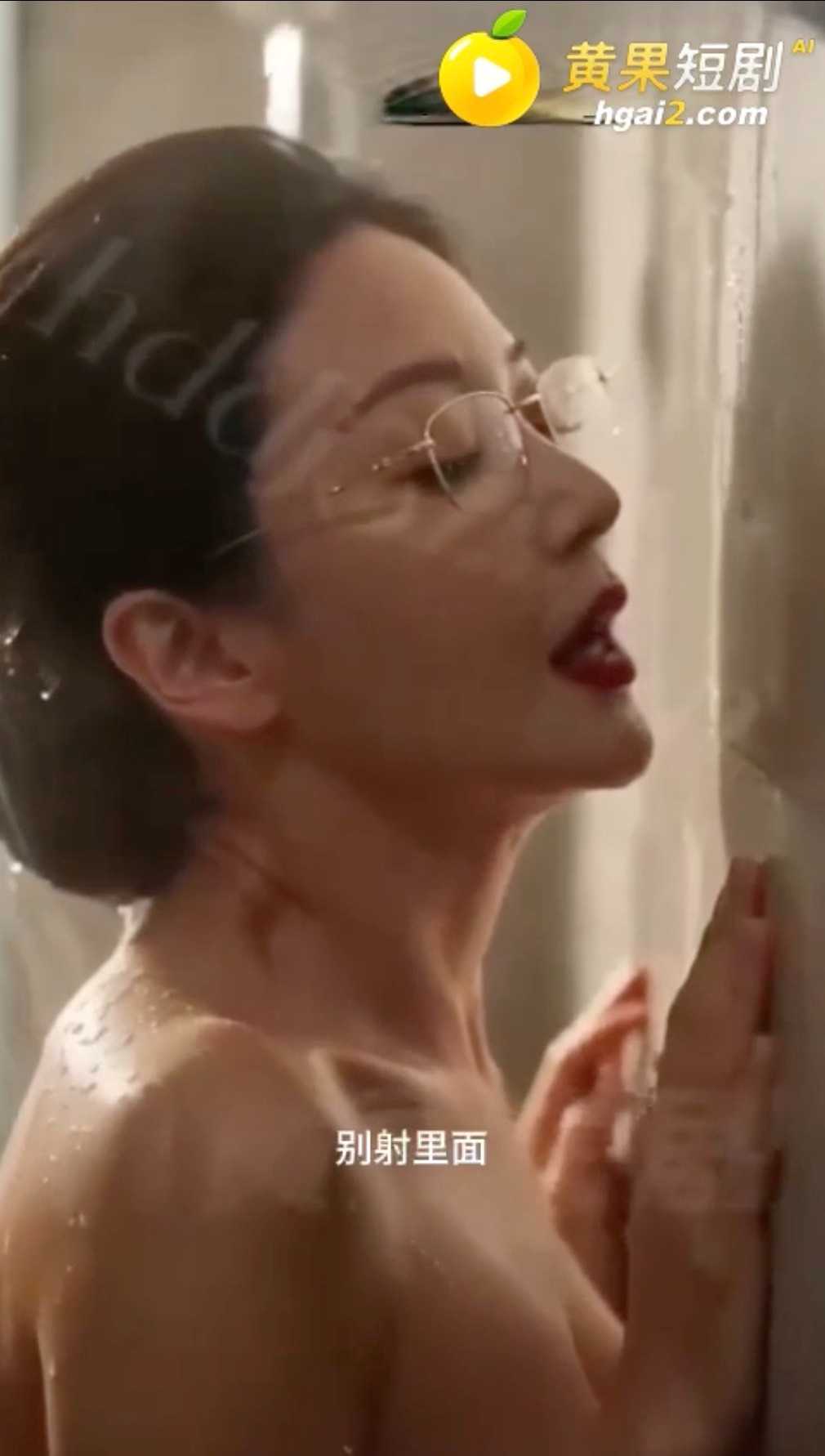 原创黄果短剧《高冷妈妈》42岁林婉清被儿子李泽按在厨房沙发洗澡墙直接插射里面